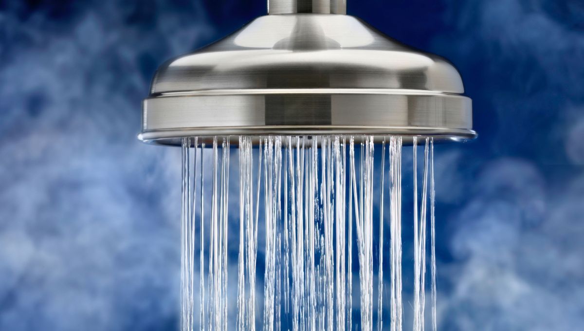 El agua caliente de la ducha, m&aacute;s la poca ventilaci&oacute;n del ba&ntilde;o, generan vapor que se impregna en las ventanas y espejos.&nbsp;