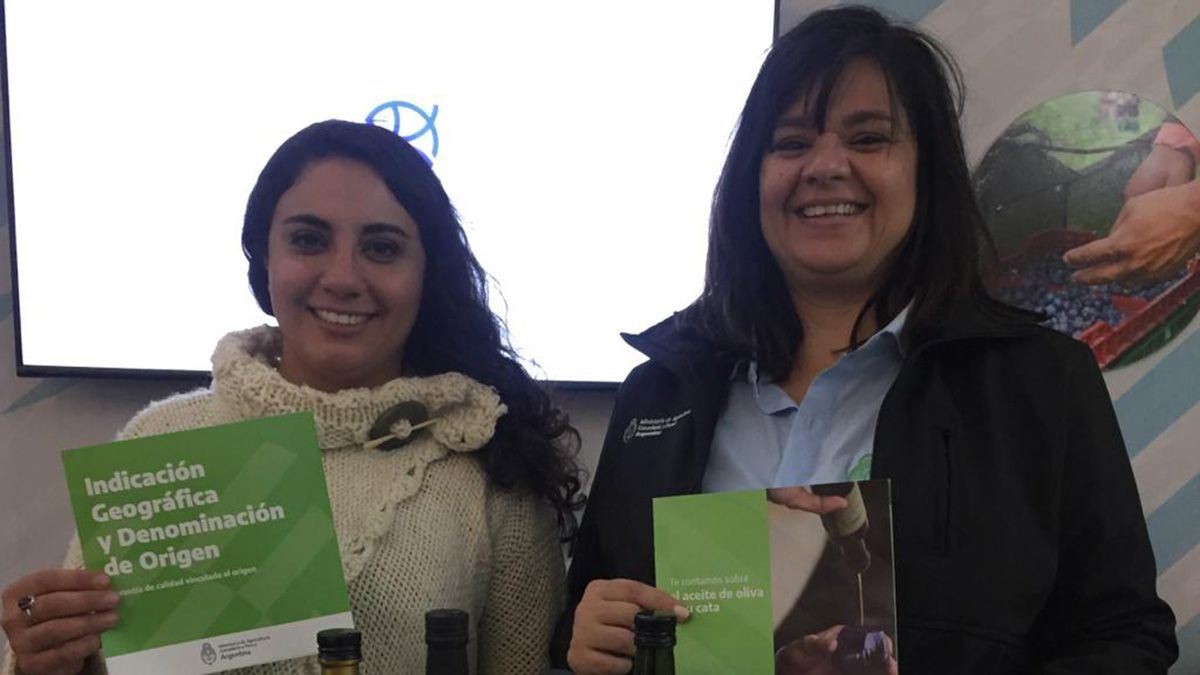 Valentina Navarro, directora de Agricultura de Mendoza, y Yanina Yalungo, secretaria de Economía Regional de la Nación, en Santa Fe.