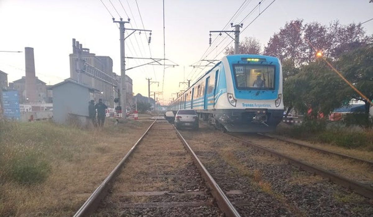 Dos mujeres y un hombre se salvaron "de milagro" despu&eacute;s de que el tren Roca arrollara el remis en el que viajaban