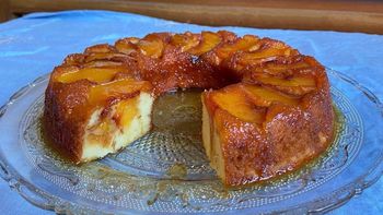 Cómo hacer una torta invertida de durazno y caramelo: la receta para saborear junto a la familia Cómo hacer una torta invertida de durazno y caramelo: la receta para saborear junto a la familia