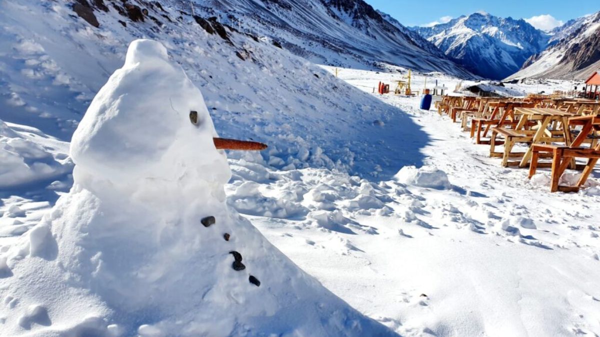 Los Puquios planea abrir el parque de nieve a mediados de junio si las nevadas acompañan.
