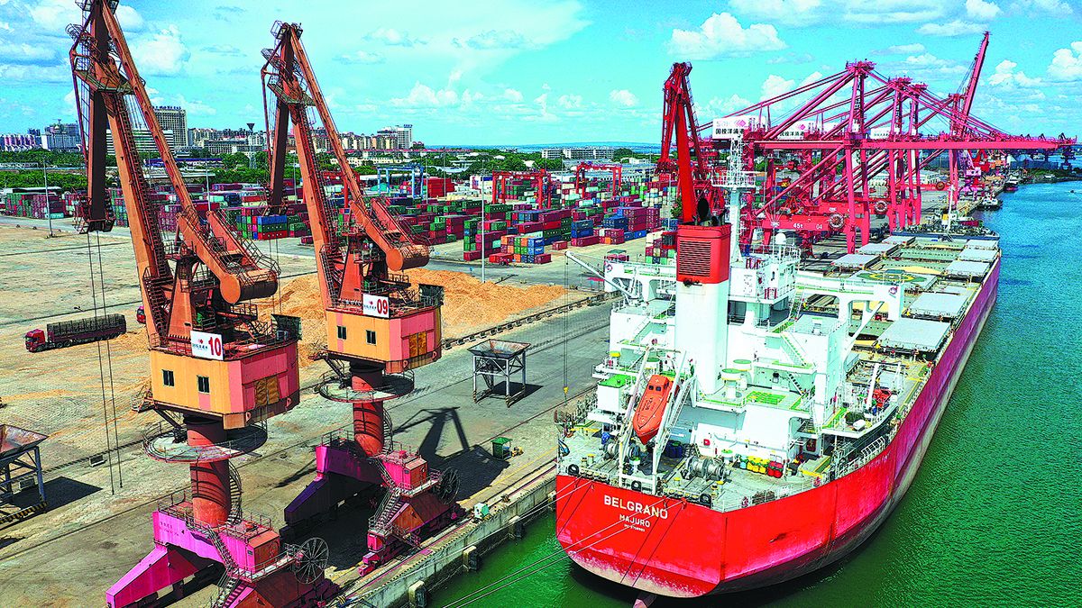 Un barco que traía soja desde Brasil llega a un puerto en Haikou, provincia de Hainan, en julio. GUO CHENG / XINHUA