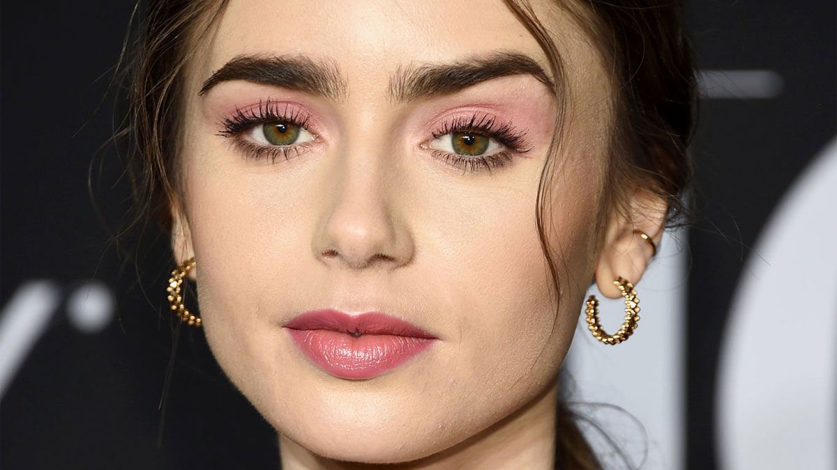 La actriz Lily Collins la rompe en el papel de Lauren Monroe