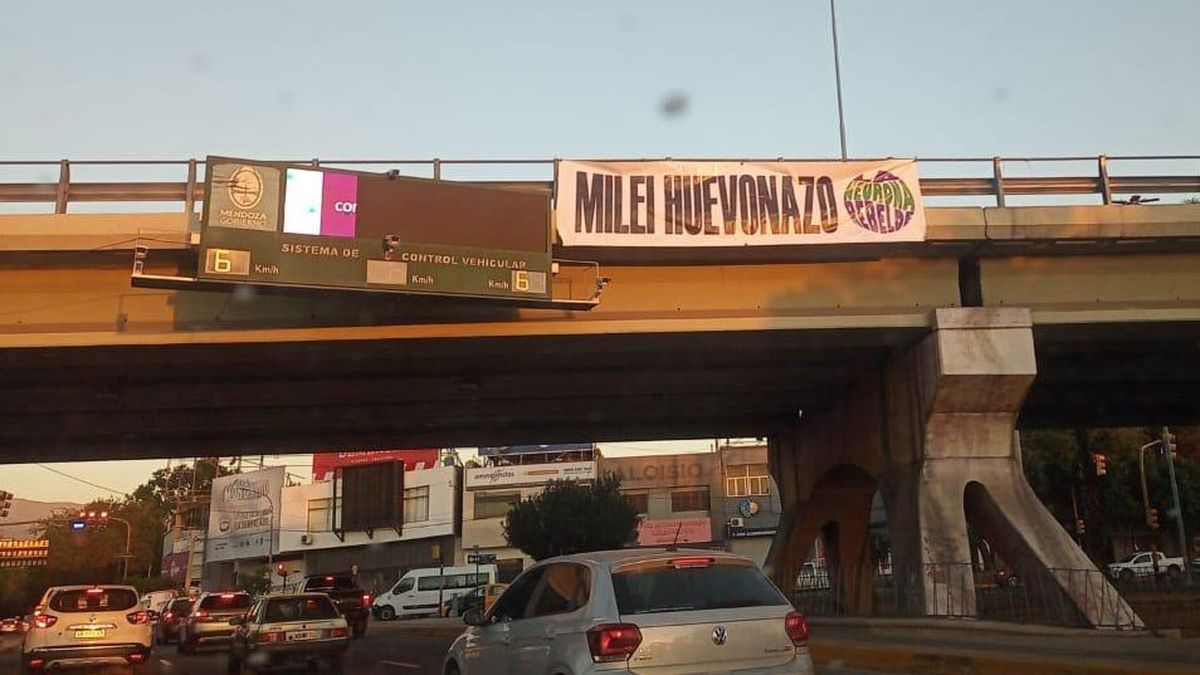 Colgaron un cartel contra Javier Milei, se fueron a comer una hamburguesa y los detuvieron