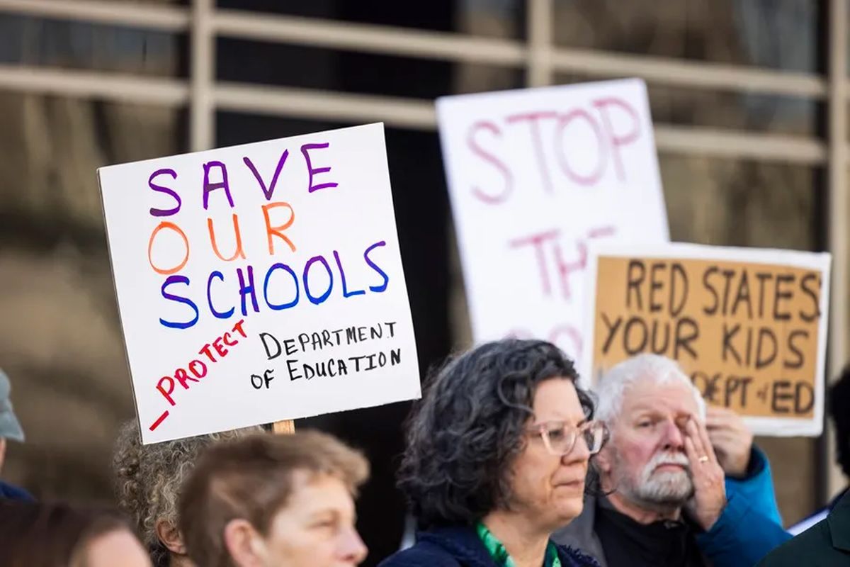 Personas expresan su respaldo al Departamento de Educación de Estados Unidos y el rechazo a las medidas del presidente Donald Trump, en Washington. Crédito: EFE/Jim Lo Scalzo. Personas expresan su respaldo al Departamento de Educación de Estados Unidos y el rechazo a las medidas del presidente Donald Trump, en Washington. Crédito: EFE/Jim Lo Scalzo.