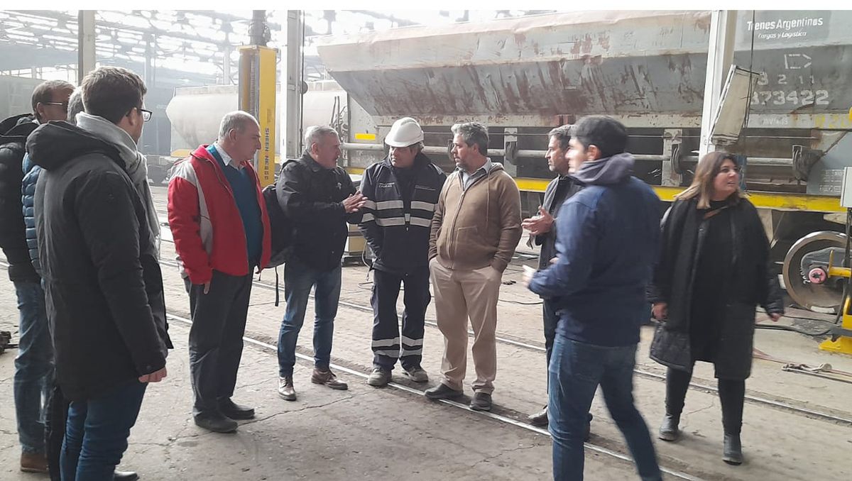 El ministro de Infraestructura, Mario Isgro, recibió a fines de mayo a autoridades de Trenes Argentinos y de la empresa Belgrano Cargas, pero se trató el avance de ese tren de cargas en Mendoza y también el de la traza del metrotranvía hasta el aeropuerto, pero no se habló del retorno del tren de pasajeros.