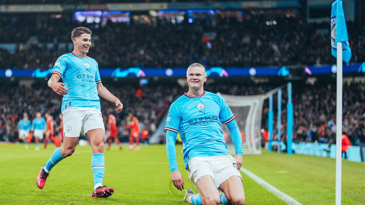 Julián Álvarez va a felicitar a Erling Haaland
