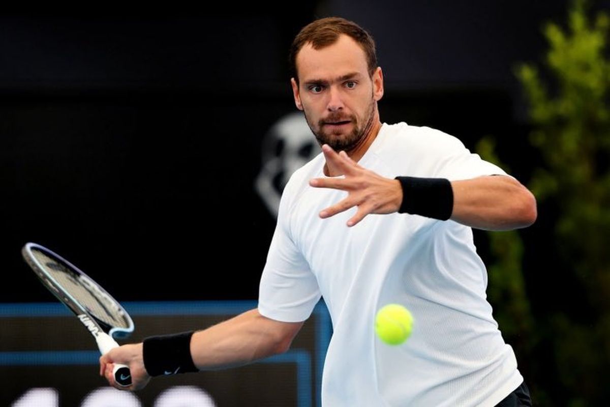 Roman Safiullin cay&oacute; ante Francisco Cer&uacute;ndolo en Belgrado.&nbsp;