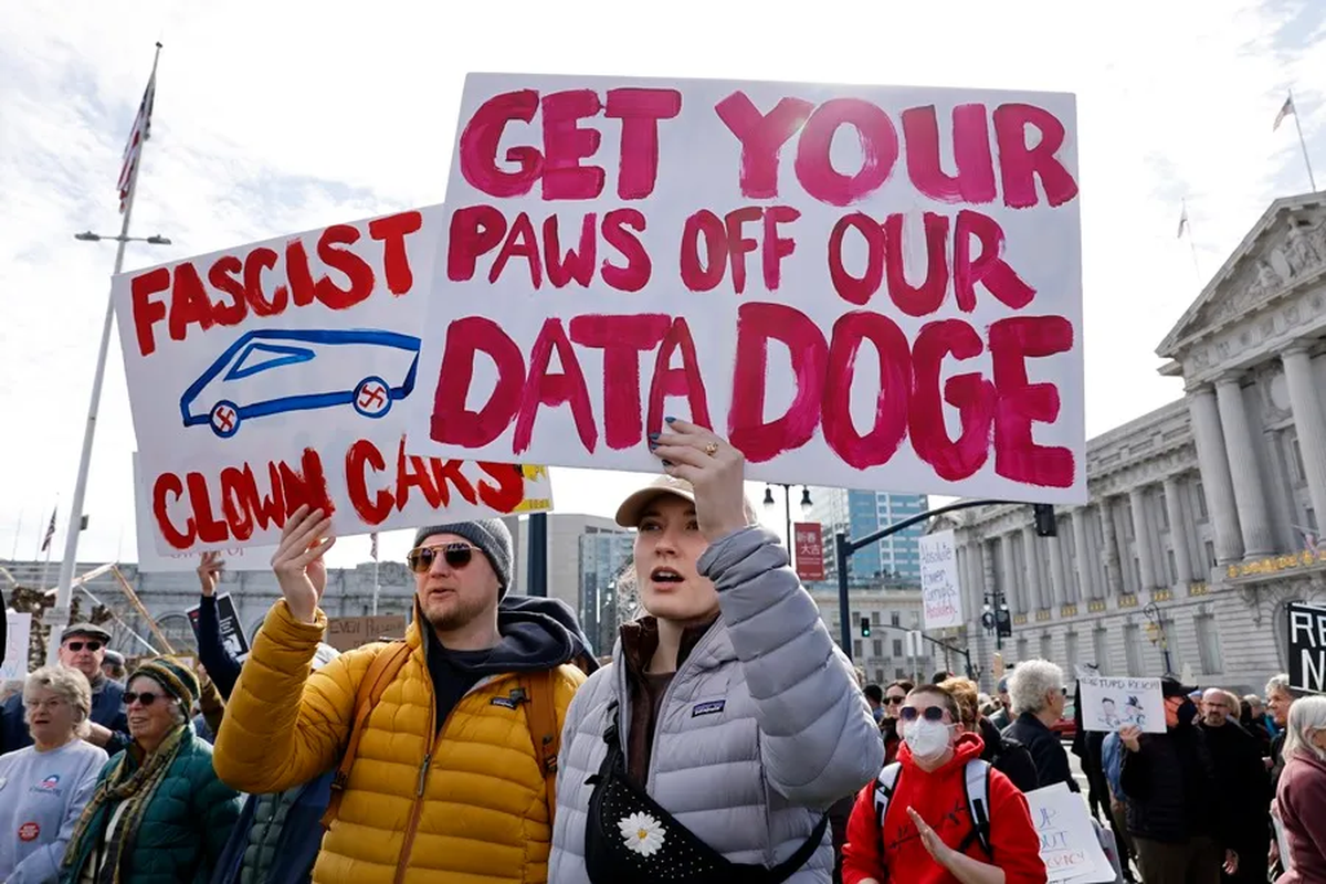 Manifestantes protestan contra las políticas y órdenes ejecutivas del presidente estadounidense Donald Trump en la Casa Blanca. Crédito: EFE/EPA/John G. Mabanglo. Manifestantes protestan contra las políticas y órdenes ejecutivas del presidente estadounidense Donald Trump en la Casa Blanca. Crédito: EFE/EPA/John G. Mabanglo.