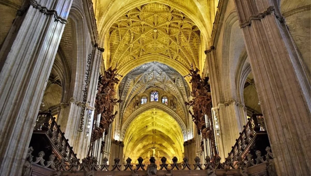 La increíble historia de la catedral de España que tiene un cocodrilo en su techo