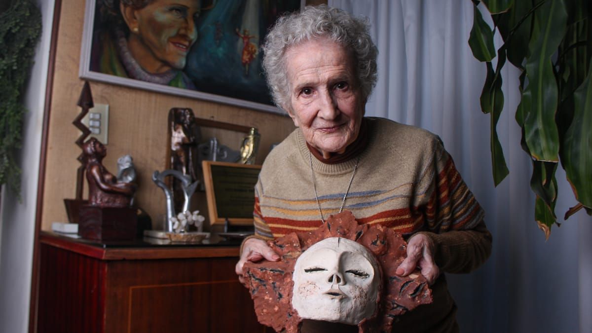 La teatrista y gestora cultural posa junto a sus estatuillas y premios, como el Galina Tolmacheva que tiene en sus manos y que le dio la UNCuyo hace 10 años.