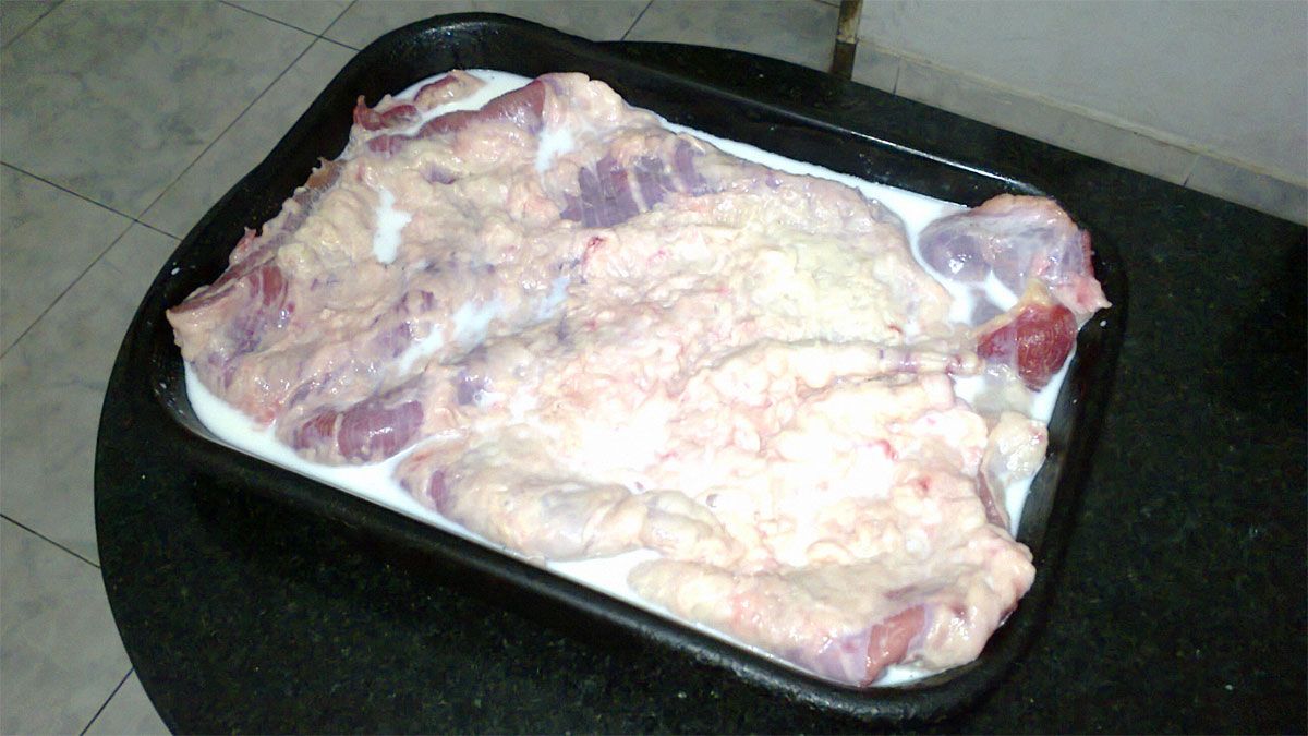 La caseína de la leche rompe las fibras de la carne y el asado sale más tierno. La caseína de la leche rompe las fibras de la carne y el asado sale más tierno.