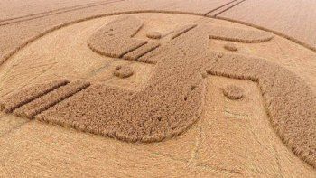 Una esvástica gigantesca aparece en un campo de Inglaterra