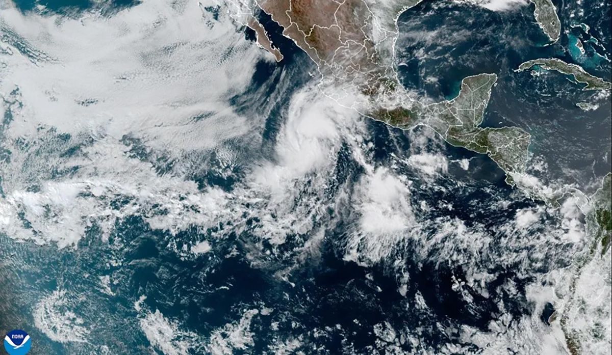 Fotografía satelital donde se muestra la localización de la tormenta tropical Alvin cerca de la costa del Pacífico mexicano. Crédito: EFE/NOAA-NHC.