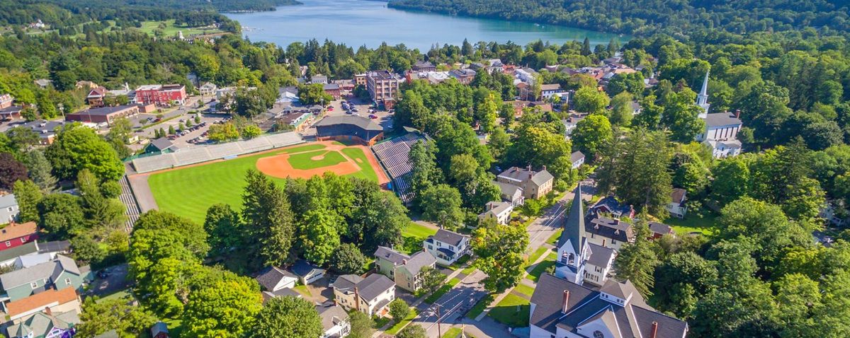 Un hermoso estadio de fútbol junto al lago en Cooperstown, en Estados Unidos. Un hermoso estadio de fútbol junto al lago en Cooperstown, en Estados Unidos.