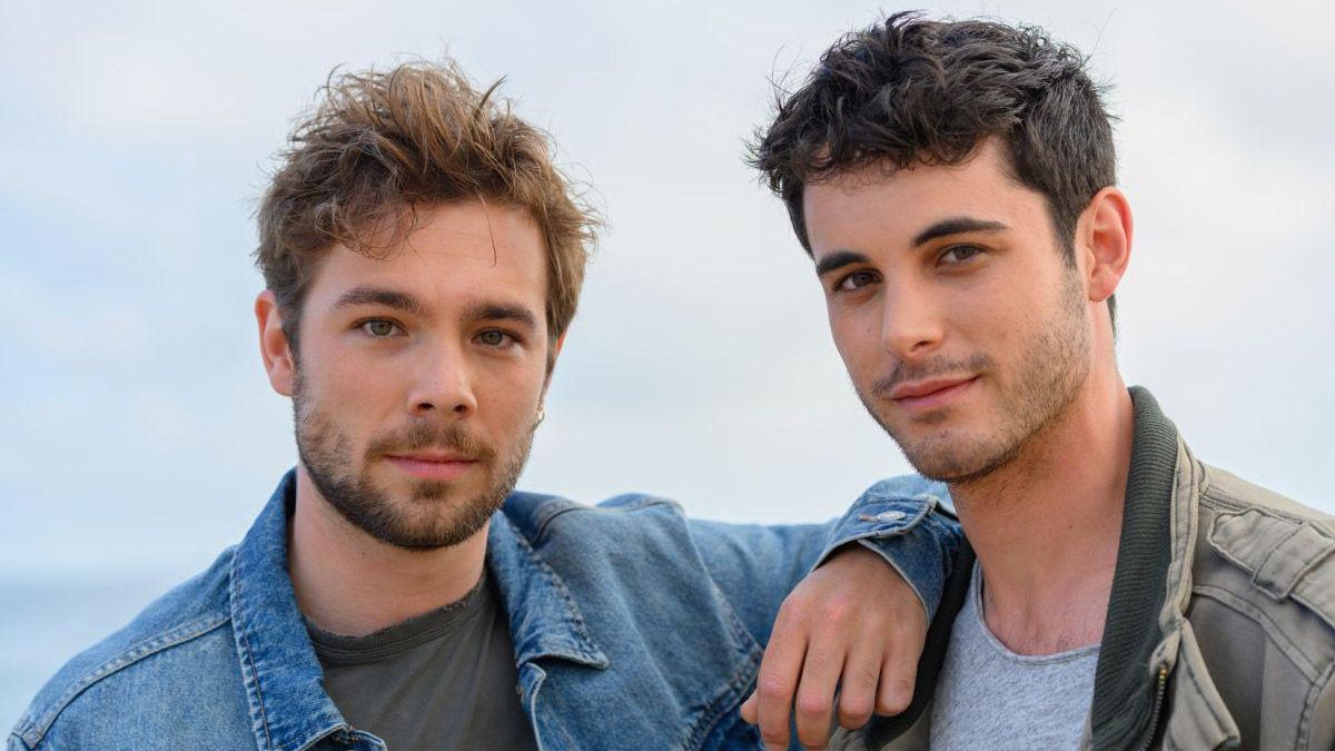 Pol (derecha) va por todo en Merlí: Sapere Aude.