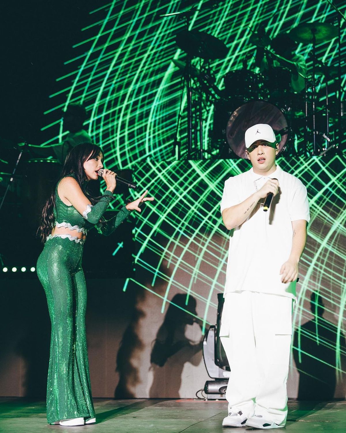 Pantaloncitos de lentejuelas marcadísimos, María Becerra va por los 800 mil likes.