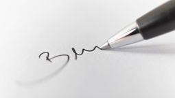 Qué significa cuando una persona hace su firma demasiado rápido y por qué es bueno. Foto Canva Qué significa cuando una persona hace su firma demasiado rápido y por qué es bueno. Foto Canva
