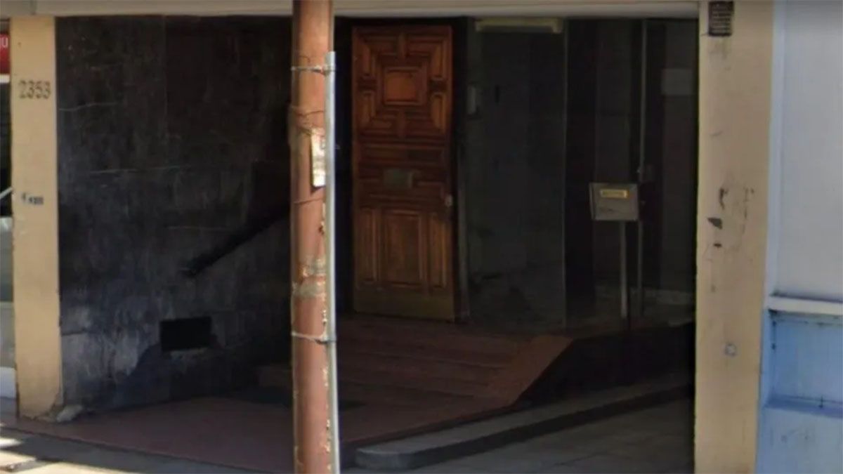 La puerta del edificio en el que ocurrió el femicidio