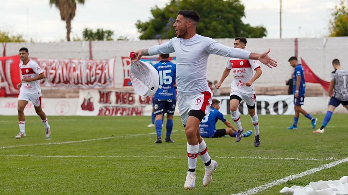 Francisco Aman festeja su gol