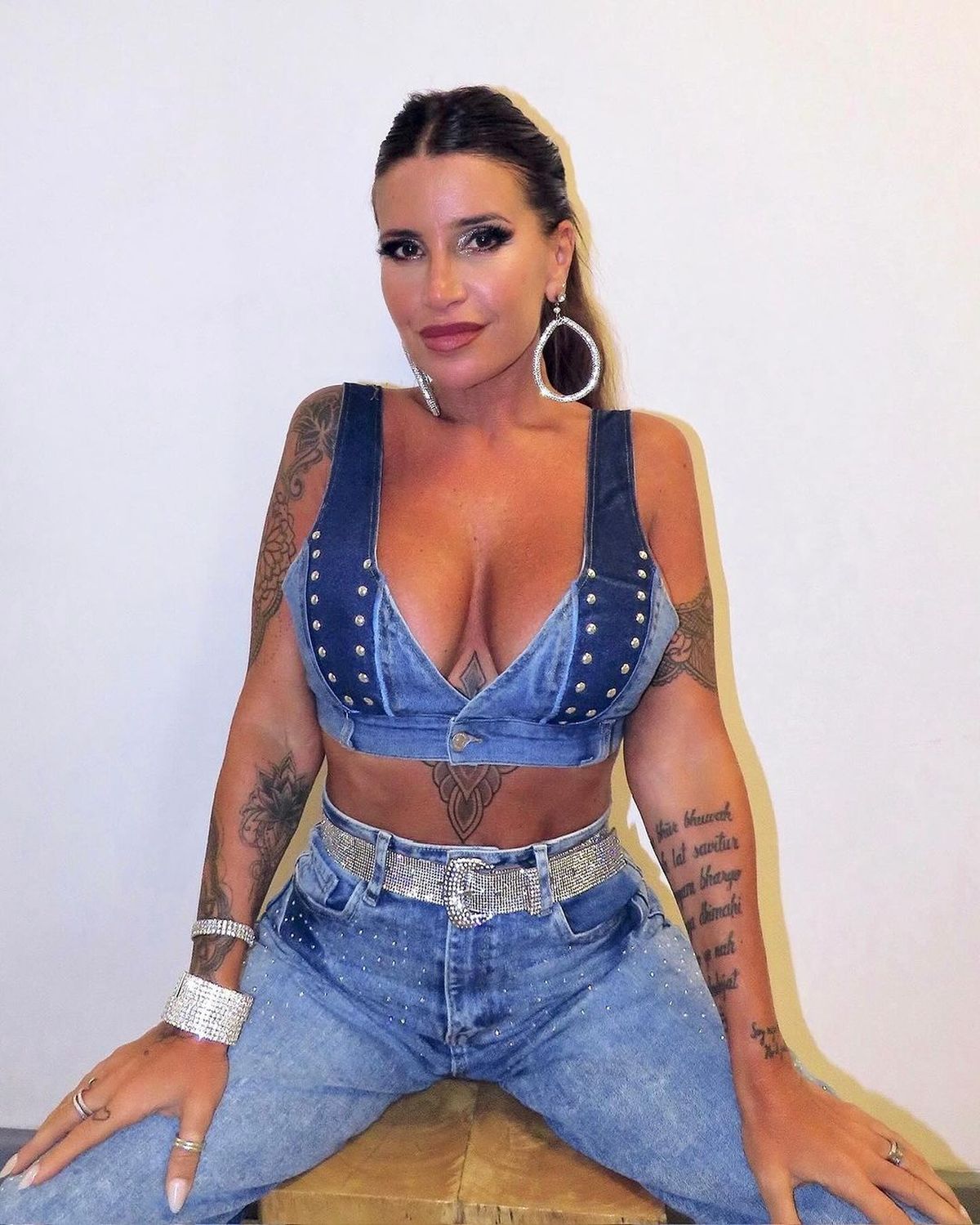 Florencia Peña se muestra como nunca en corpiñito XXS y pantaloncito ceñido. Florencia Peña se muestra como nunca en corpiñito XXS y pantaloncito ceñido.