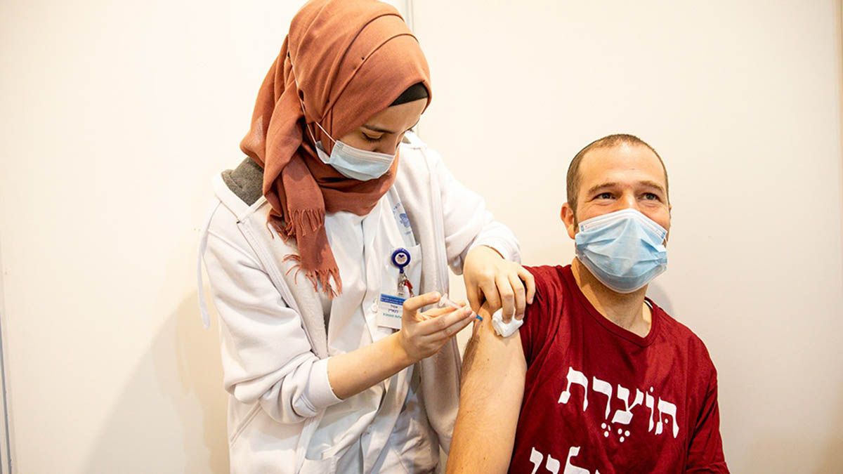 Israel podría aplicar la vacuna contra el coronavirus a 200 argentinos.