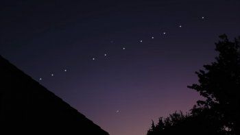 ¡Impresionante! Así se vieron los satélites en fila de  Starlink en el cielo argentino