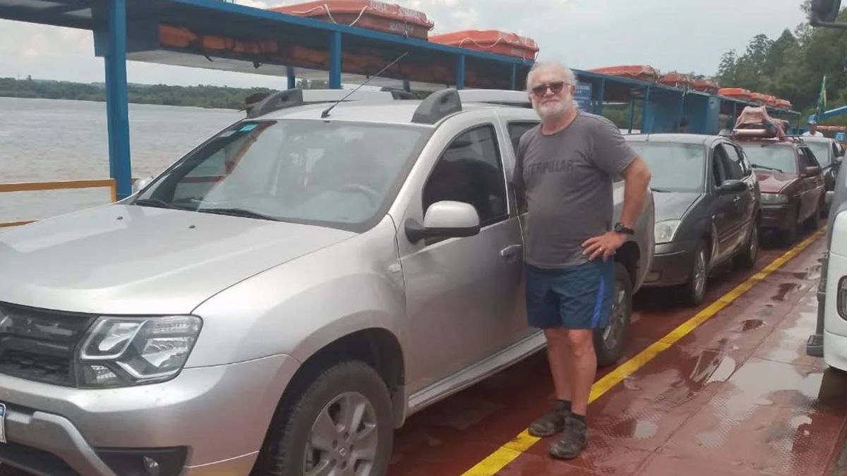 Javier Dellamaggiore a su regreso de Brasil. Cruzando el río Uruguay en balsa. Puerto Maua/Alba Pose, Misiones.