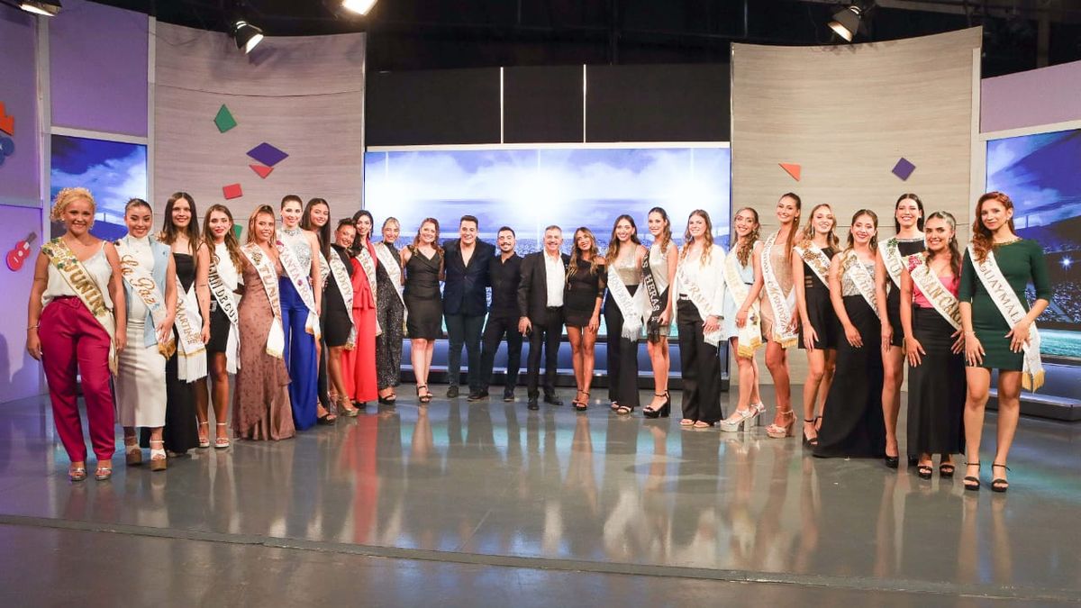 Las 18 reinas departamentales de la Vendimia 2025 junto a los conductores del Especial de Reinas que se vio en vivo este lunes por El Siete.