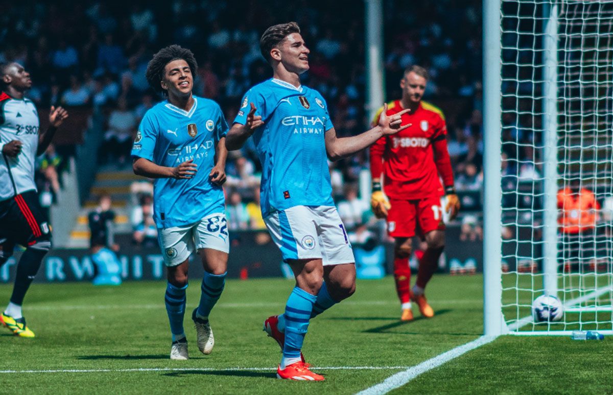 Julián Álvarez está cerca de un nuevo título con el Manchester City en la Premier League. Julián Álvarez está cerca de un nuevo título con el Manchester City en la Premier League.