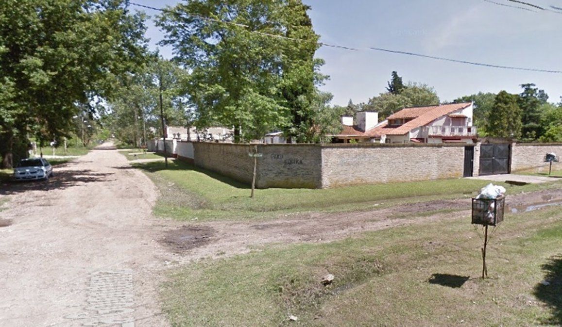 El policía que regresba de su servicio vio a los delincuentes saltar un paredón, les dio la voz de alto y se genero un tiroteo donde los tres sujetos resultaron heridos. Uno de ellos murió horas después