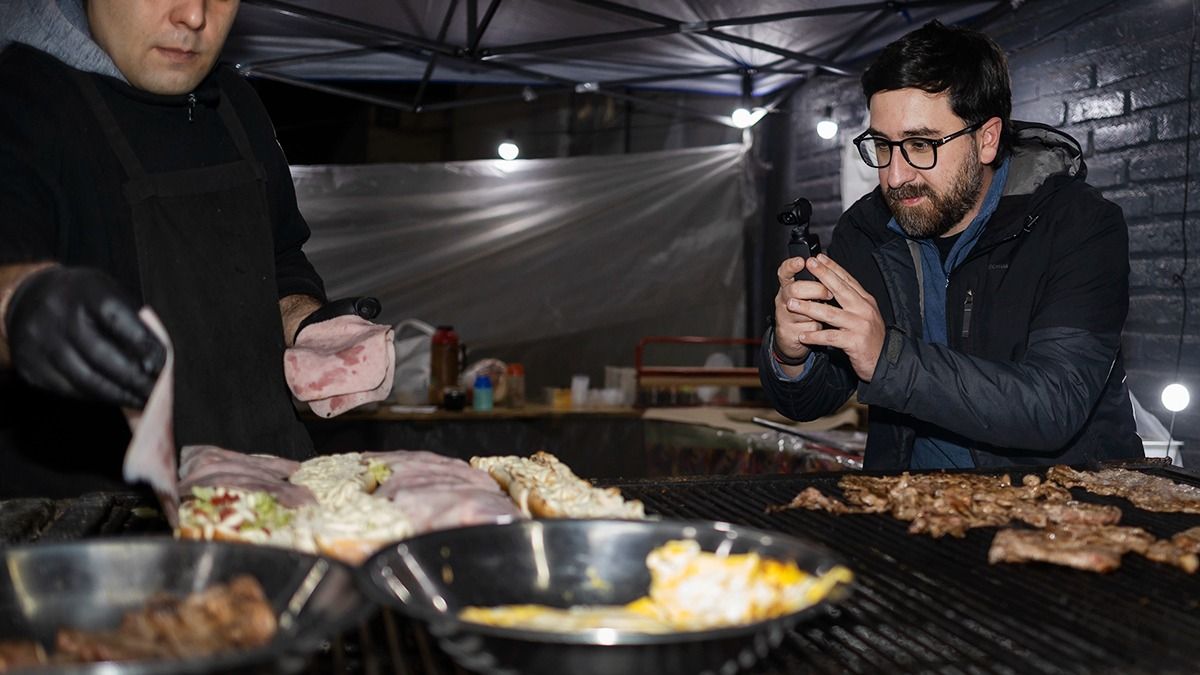 El influencer se mete en la cocina de los carritos de comida callejeros o bares más inhóspitos de Mendoza. El influencer se mete en la cocina de los carritos de comida callejeros o bares más inhóspitos de Mendoza.