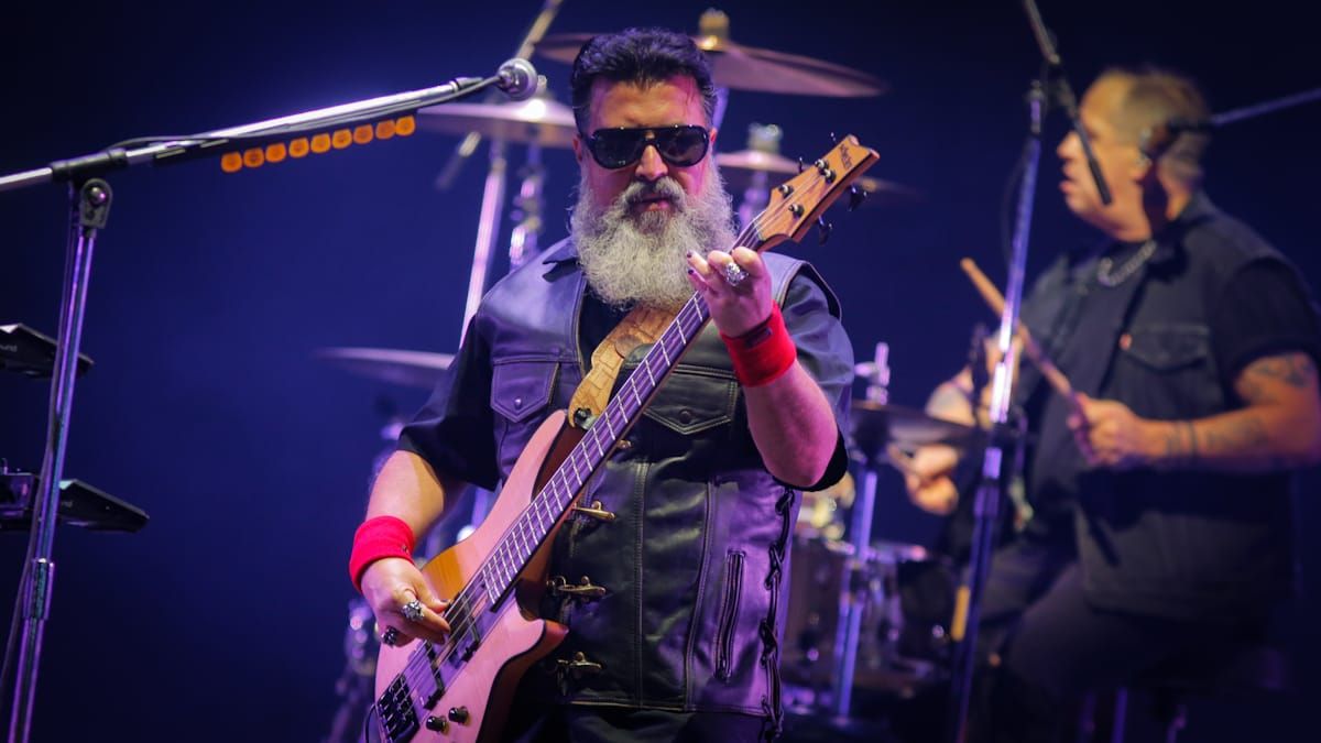 Molotov, banda formada en 1995 en la Ciudad de México. Molotov, banda formada en 1995 en la Ciudad de México.