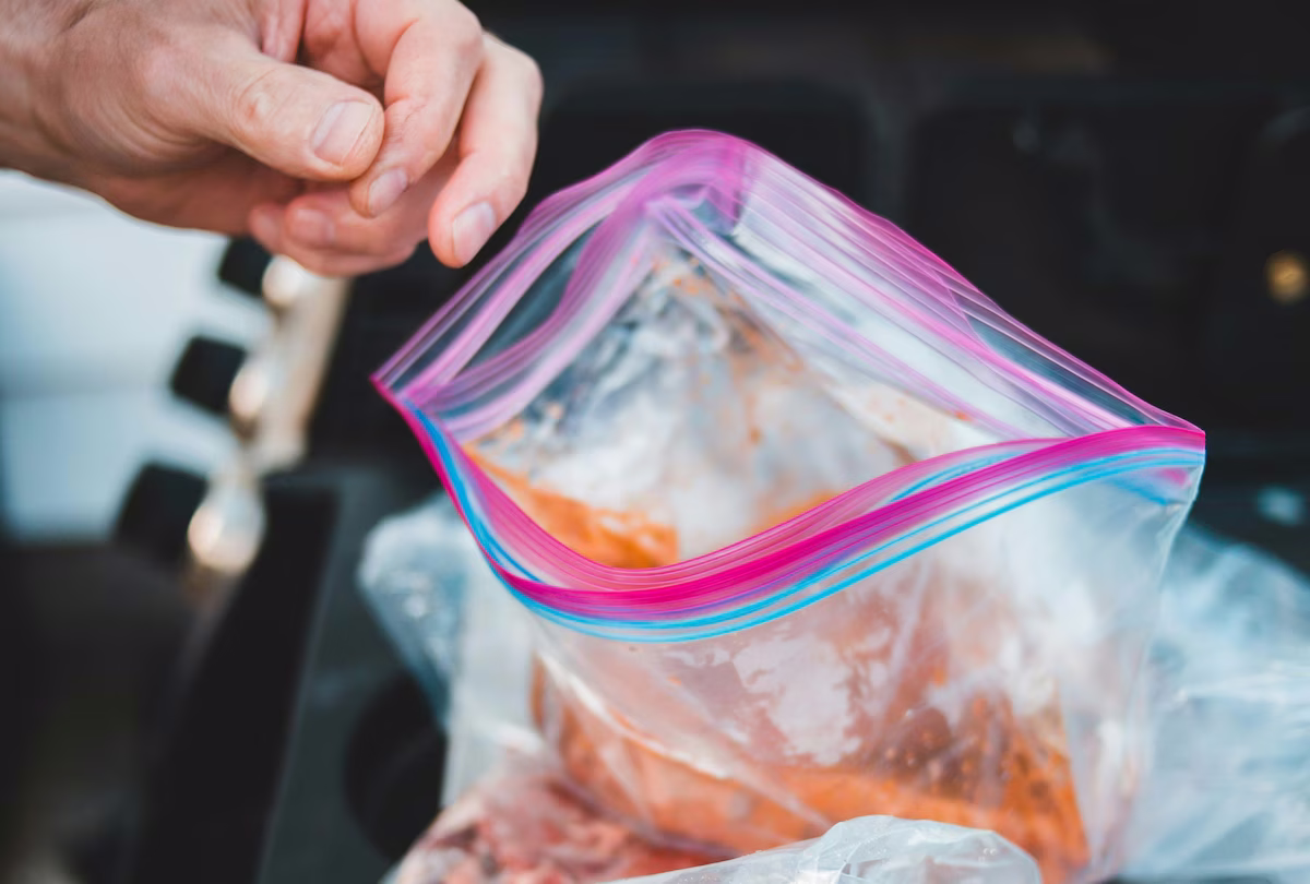 Otra opción para reducir el espacio en las maletas es guardar las pertenencias en bolsas con cierre hermético Otra opción para reducir el espacio en las maletas es guardar las pertenencias en bolsas con cierre hermético