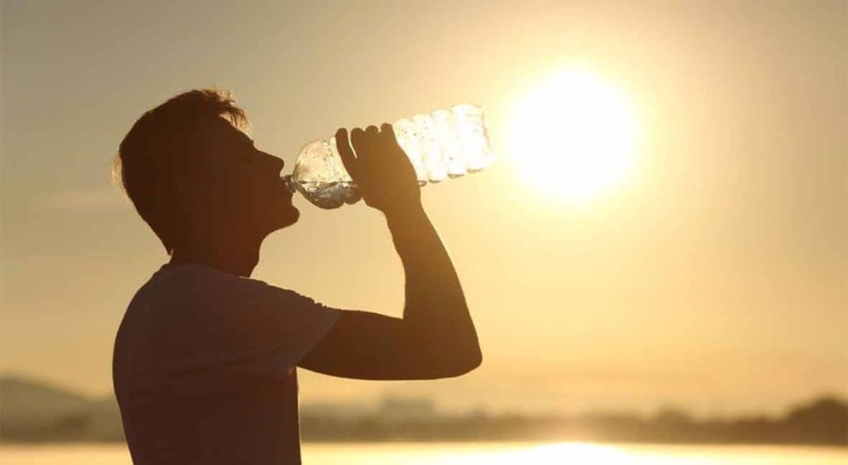 Mantenerse hidratado es algo esencial para la salud. Mantenerse hidratado es algo esencial para la salud.