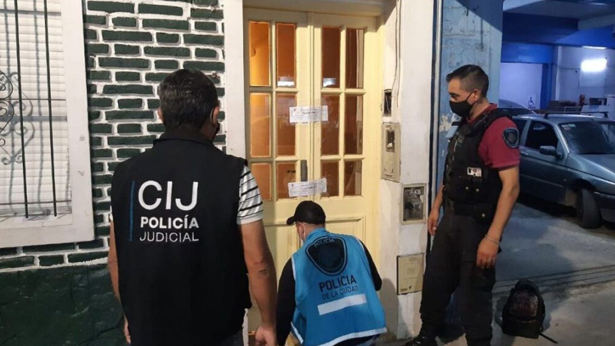 Los efectivos de la Policía de la Ciudad clausuraron la residencia donde funcionaba un centro médico sin habilitación y detuvo a dos falsos odontólogos