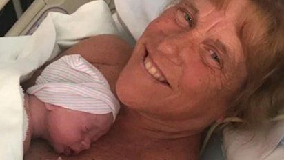 Récord de parto natural. A los 57 años fue mamá por tercera vez con parto natural.