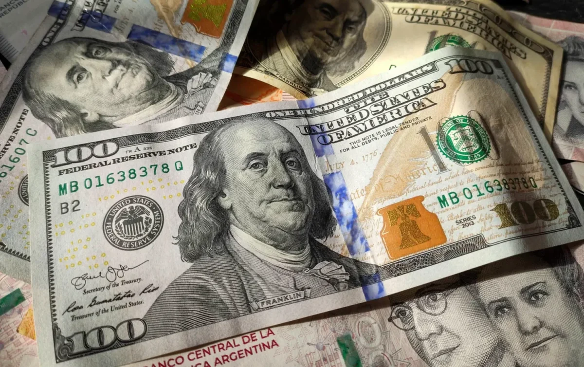 Cuántos dólares puedes llevar a Estados Unidos sin meterte en líos: el límite de 2025