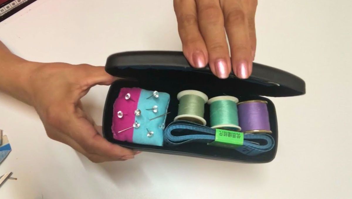 Kit de costura con un estuche de anteojos. Kit de costura con un estuche de anteojos.