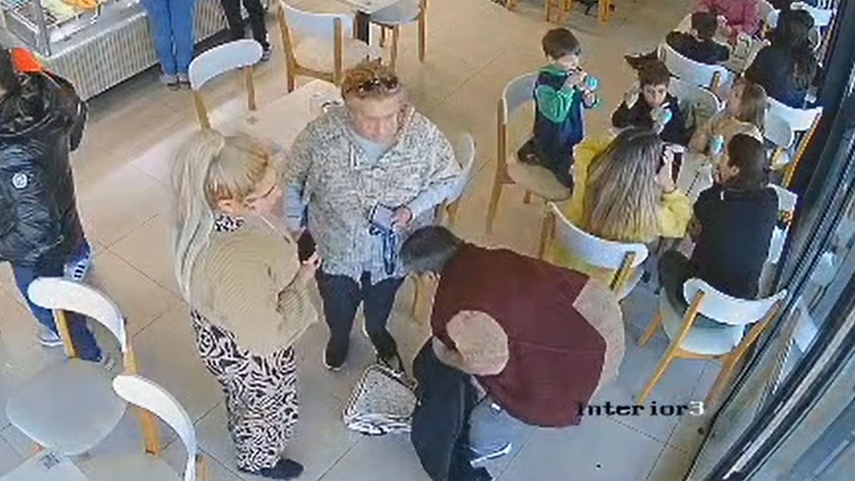 El momento en que agarraron el bolso y luego escaparon. El momento en que agarraron el bolso y luego escaparon.