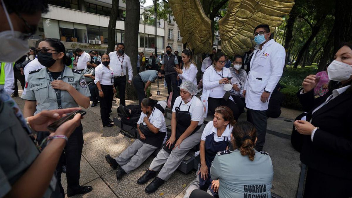 Terremoto en México. Los empleados de un hotel debieron abandonar el edificio y algunos fueron atendidos por problemas de salud
