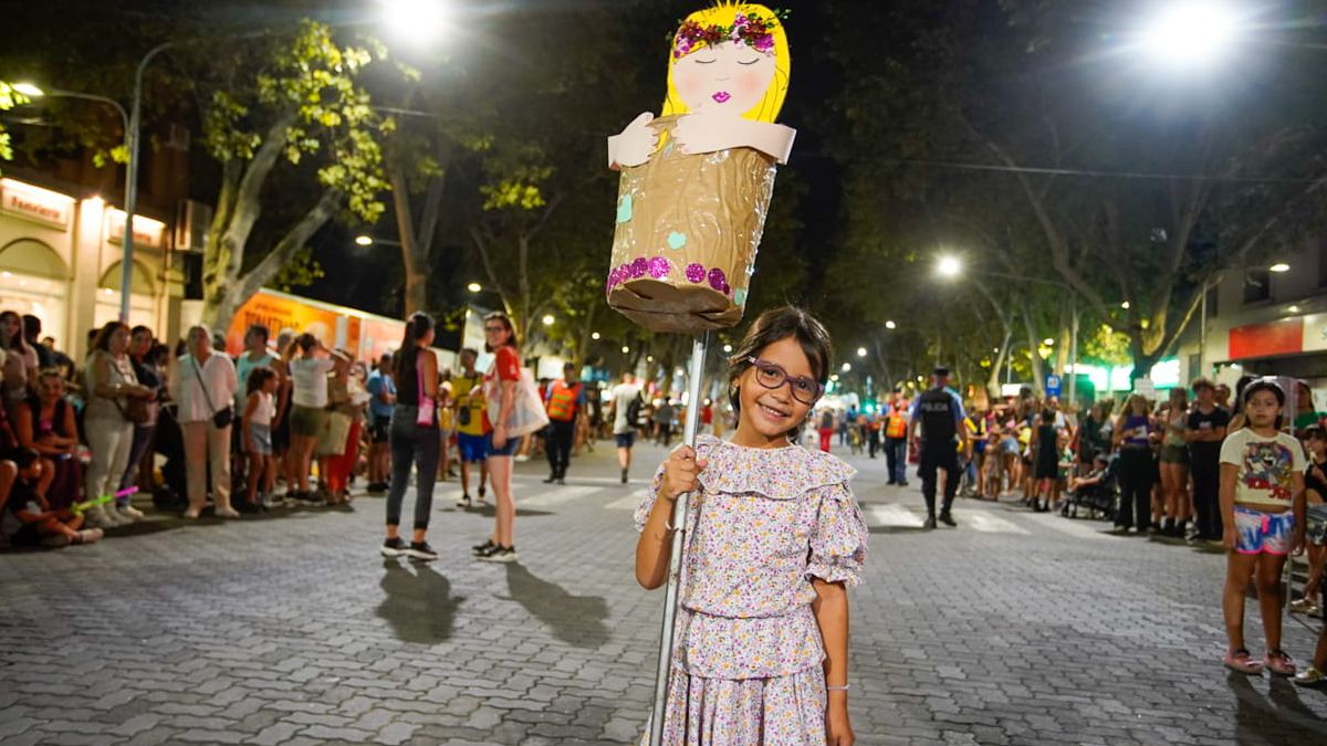 Una paisanita lista esperando los carros con su canasto para llevarse algunos regalos de las reinas. Una paisanita lista esperando los carros con su canasto para llevarse algunos regalos de las reinas.