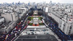 Una plaza en verde y celeste esperó el desenlace en el Senado