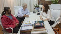 Cristina no dice si se postula pero planea posibles estrategias de gobierno