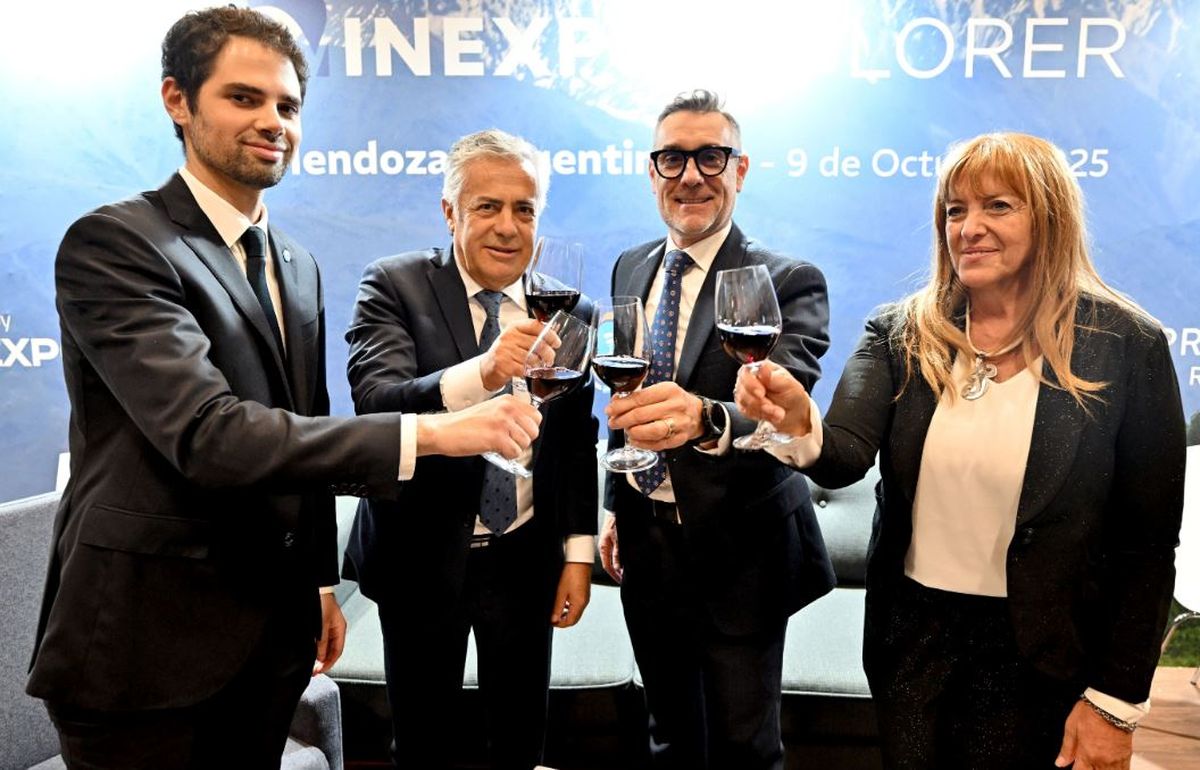 Brindis. El embajador Ian Sielecki, el gobernador Alfredo Cornejo, el empresario Rodolphe Lameyse y Patricia Giménez, de ProMendoza.