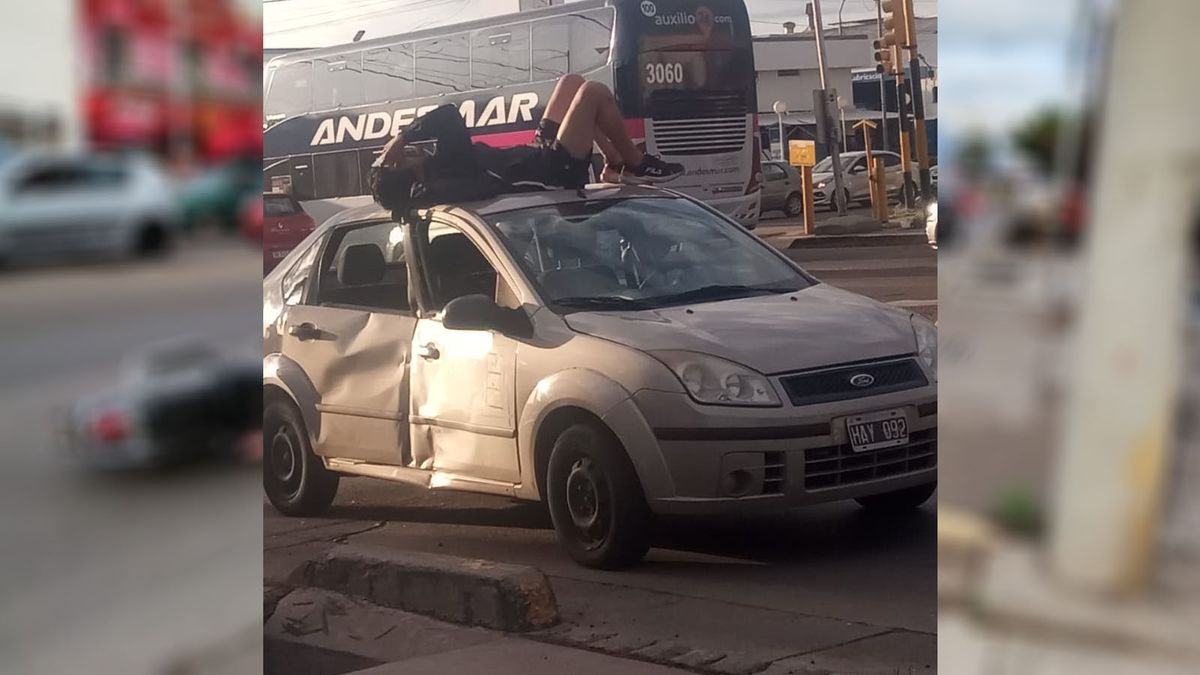 En un impresionante accidente, un motociclista terminó en el techo de un auto que lo embistió en Godoy Cruz.