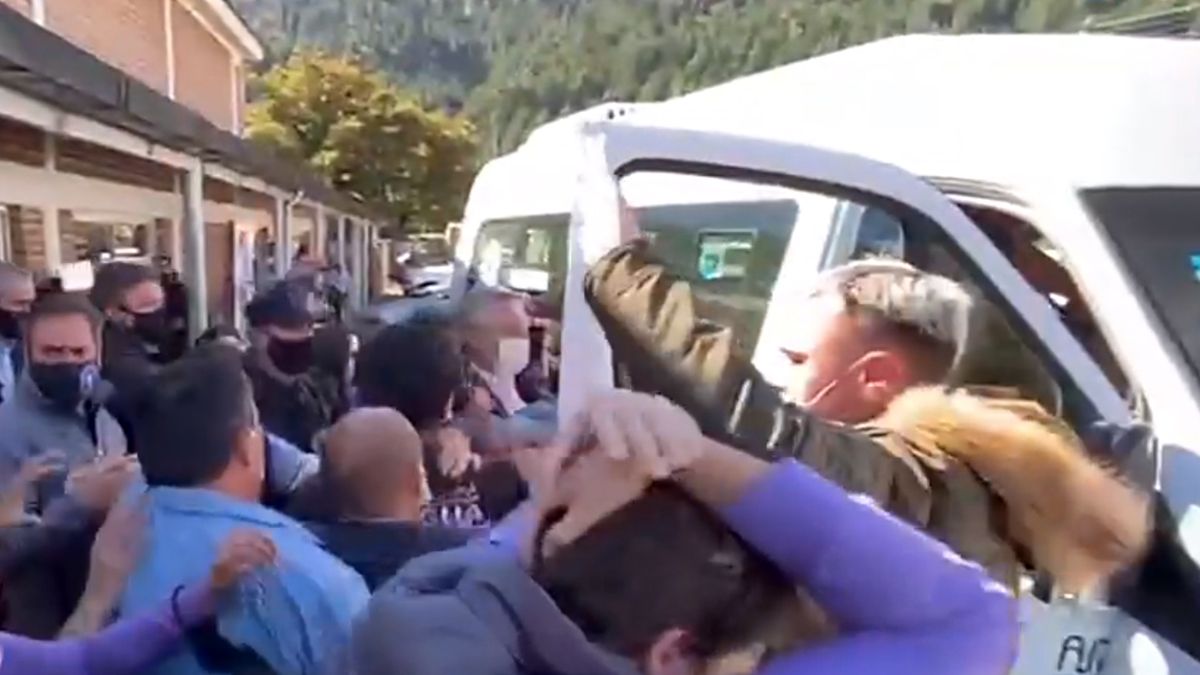 Incidentes en visita del Presidente con grupos antiminería en conflicto con el gobernador Arcioni.