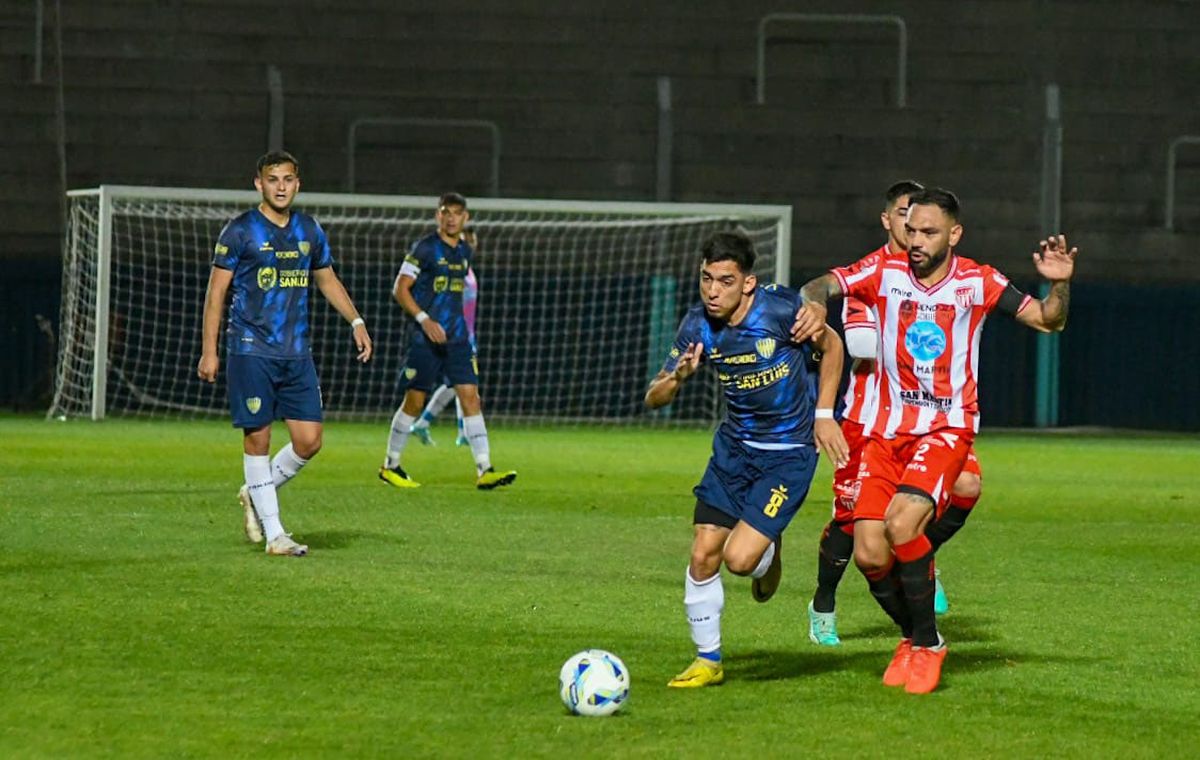 Alexis Viscarra es el capitán del equipo Albirrojo. Alexis Viscarra es el capitán del equipo Albirrojo.