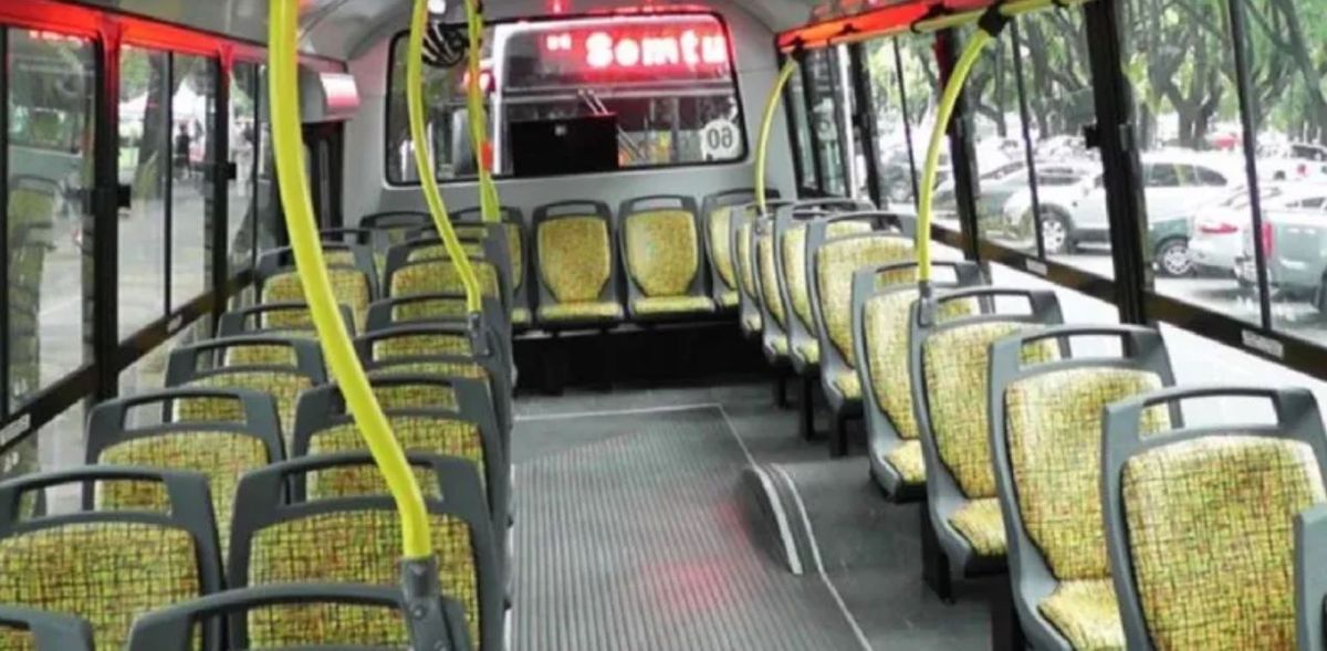 Un chofer sentía un olor horrendo y se sorprendió lo que dejó una pasajera en los asientos.