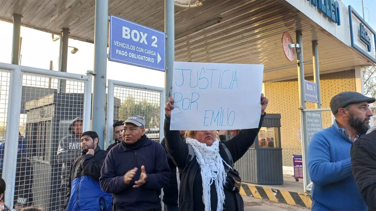 Socios, compañeros de trabajo, allegados y conocidos aseguraron que Emilio Giménez era una muy buena persona y muy querido en la Feria de Guaymallén.